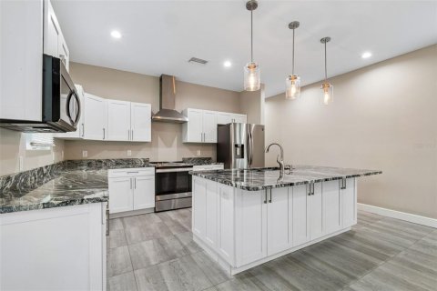 House in Tampa, Florida 3 bedrooms, 240.9 sq.m. № 2234504 - photo 5