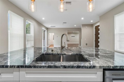 House in Tampa, Florida 3 bedrooms, 240.9 sq.m. № 2234504 - photo 8
