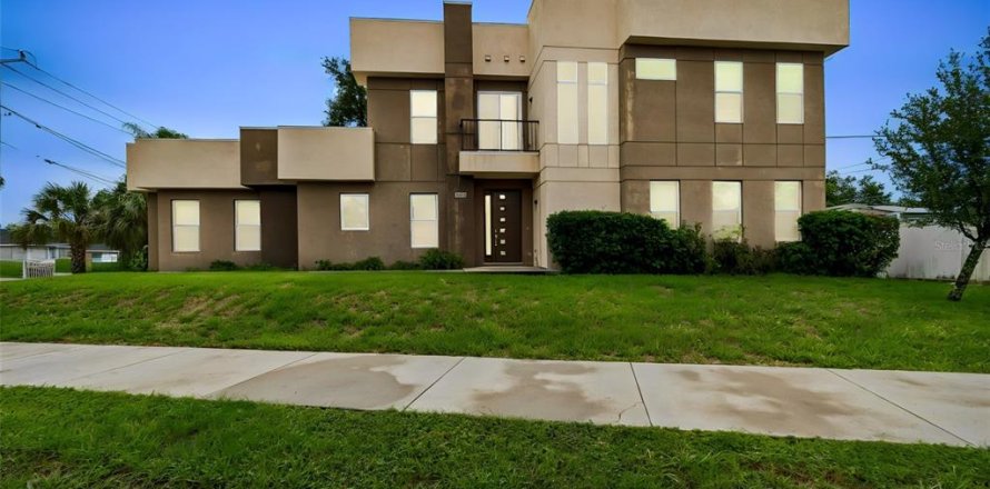 House in Tampa, Florida 3 bedrooms, 240.9 sq.m. № 2234504
