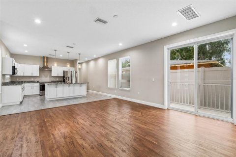 House in Tampa, Florida 3 bedrooms, 240.9 sq.m. № 2234504 - photo 10