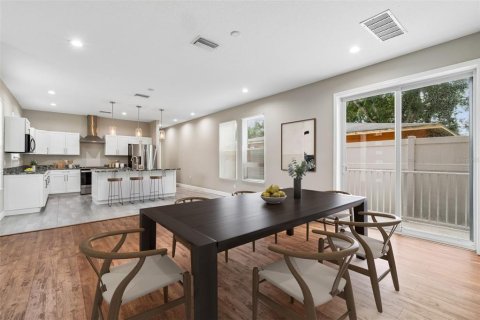 House in Tampa, Florida 3 bedrooms, 240.9 sq.m. № 2234504 - photo 9