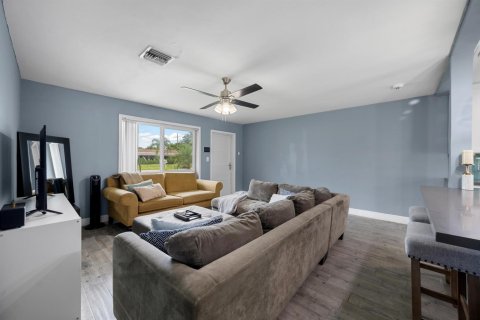 House in Fort Lauderdale, Florida 3 bedrooms, 109.25 sq.m. № 2399639 - photo 8