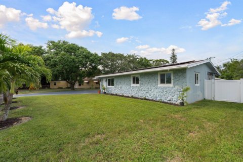 House in Fort Lauderdale, Florida 3 bedrooms, 109.25 sq.m. № 2399639 - photo 2