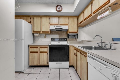 Condo in Hialeah, Florida, 3 bedrooms № 1938937 - photo 6