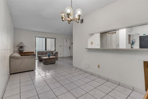 Condo in Hialeah, Florida, 3 bedrooms № 1938937 - photo 5