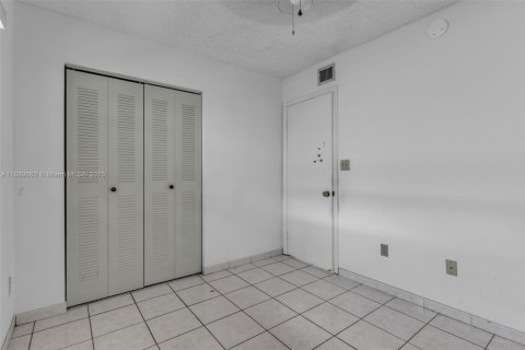 Condo in Hialeah, Florida, 3 bedrooms № 1938937 - photo 9