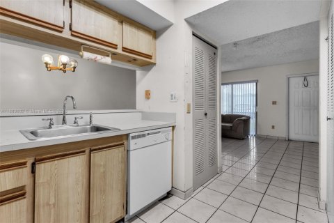 Condo in Hialeah, Florida, 3 bedrooms № 1938937 - photo 7