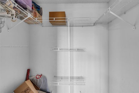 Condo in Hialeah, Florida, 3 bedrooms № 1938937 - photo 14