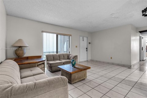 Condo in Hialeah, Florida, 3 bedrooms № 1938937 - photo 3