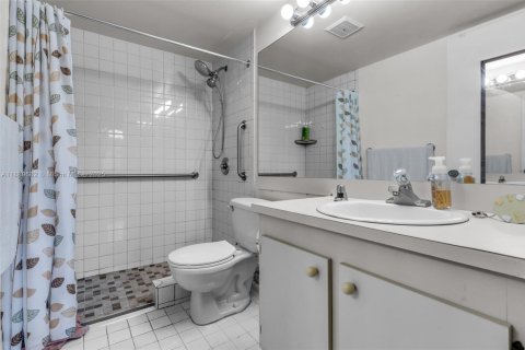 Condo in Hialeah, Florida, 3 bedrooms № 1938937 - photo 12