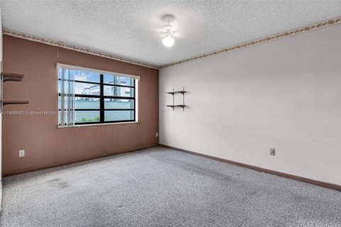 Condo in Hialeah, Florida, 3 bedrooms № 1938937 - photo 10