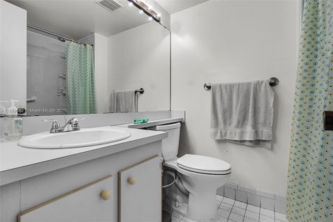 Condo in Hialeah, Florida, 3 bedrooms № 1938937 - photo 13
