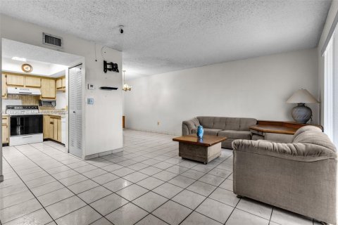 Condo in Hialeah, Florida, 3 bedrooms № 1938937 - photo 2