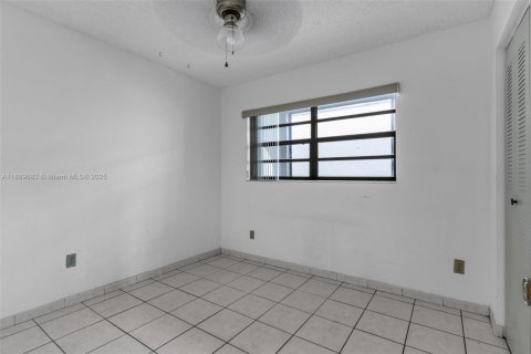 Condo in Hialeah, Florida, 3 bedrooms № 1938937 - photo 8