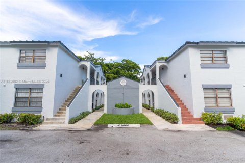 Condo in Hialeah, Florida, 3 bedrooms № 1938937 - photo 1