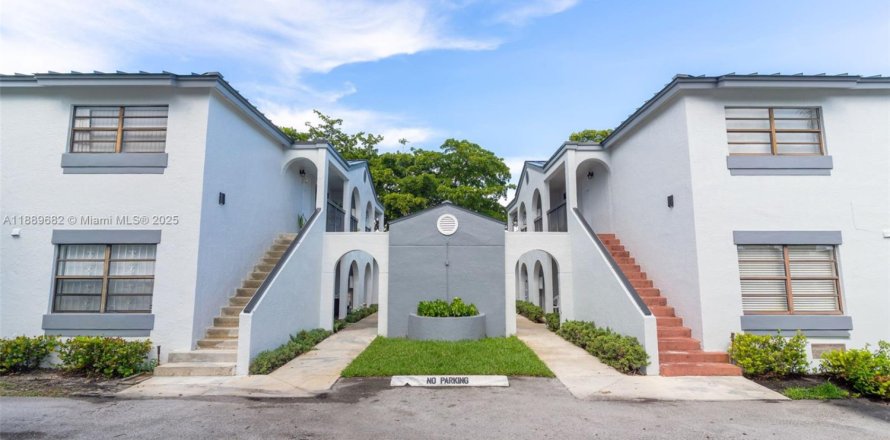 Condo in Hialeah, Florida, 3 bedrooms № 1938937