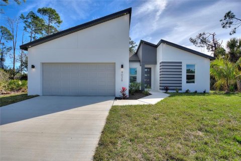 House in North Port, Florida 4 bedrooms, 159.51 sq.m. № 1532734 - photo 1