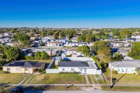 Villa ou maison à vendre à Miami, Floride: 4 chambres, 90.58 m2 № 2005222 - photo 21