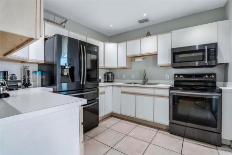 Villa ou maison à vendre à Miami, Floride: 4 chambres, 90.58 m2 № 2005222 - photo 8