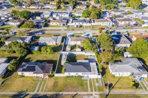 Villa ou maison à vendre à Miami, Floride: 4 chambres, 90.58 m2 № 2005222 - photo 22