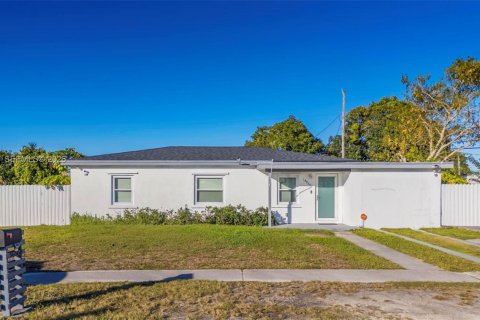 Villa ou maison à vendre à Miami, Floride: 4 chambres, 90.58 m2 № 2005222 - photo 2