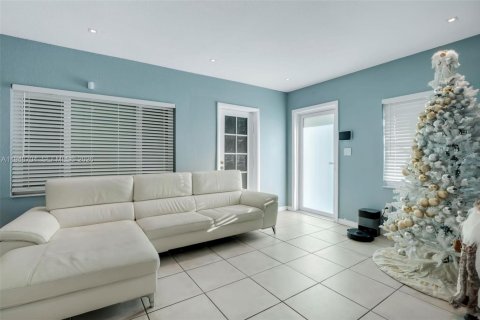 Villa ou maison à vendre à Miami, Floride: 4 chambres, 90.58 m2 № 2005222 - photo 4