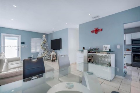 Villa ou maison à vendre à Miami, Floride: 4 chambres, 90.58 m2 № 2005222 - photo 7