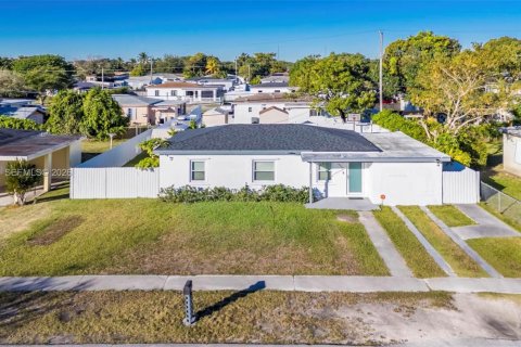 Villa ou maison à vendre à Miami, Floride: 4 chambres, 90.58 m2 № 2005222 - photo 26