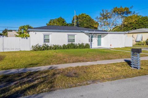 Villa ou maison à vendre à Miami, Floride: 4 chambres, 90.58 m2 № 2005222 - photo 25