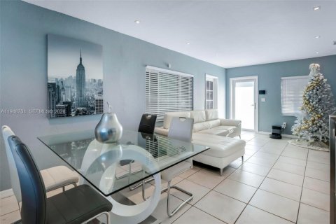 Villa ou maison à vendre à Miami, Floride: 4 chambres, 90.58 m2 № 2005222 - photo 6