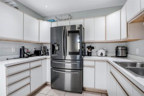 Villa ou maison à vendre à Miami, Floride: 4 chambres, 90.58 m2 № 2005222 - photo 10