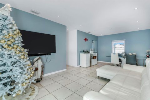Villa ou maison à vendre à Miami, Floride: 4 chambres, 90.58 m2 № 2005222 - photo 3
