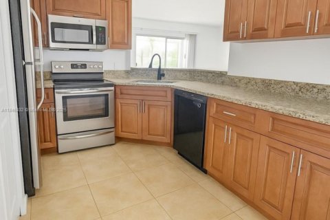 Condo in Oakland Park, Florida, 2 bedrooms  № 1844032 - photo 3