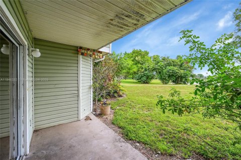 Condo in Oakland Park, Florida, 2 bedrooms  № 1844032 - photo 25