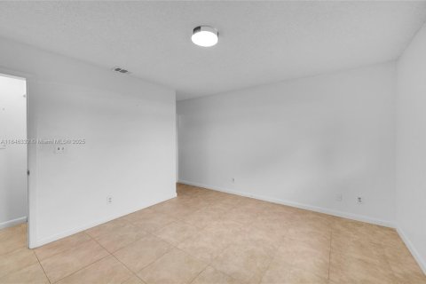 Condo in Oakland Park, Florida, 2 bedrooms  № 1844032 - photo 18