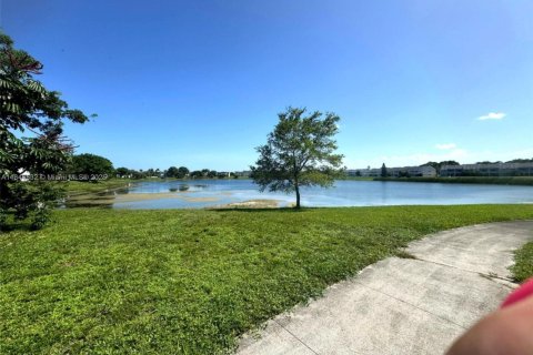 Condo in Oakland Park, Florida, 2 bedrooms  № 1844032 - photo 15