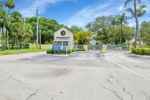 Condo in Oakland Park, Florida, 2 bedrooms  № 1844032 - photo 24
