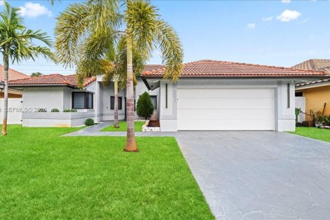 House in Pembroke Pines, Florida 3 bedrooms, 165.74 sq.m. № 2008156 - photo 5