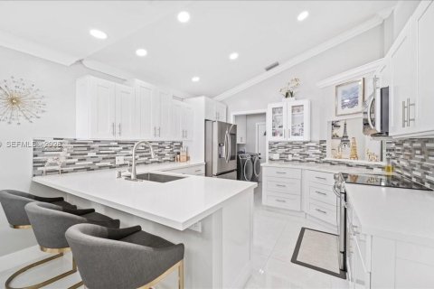 House in Pembroke Pines, Florida 3 bedrooms, 165.74 sq.m. № 2008156 - photo 10