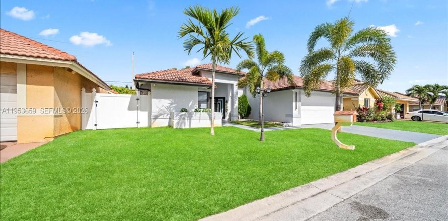 House in Pembroke Pines, Florida 3 bedrooms, 165.74 sq.m. № 2008156