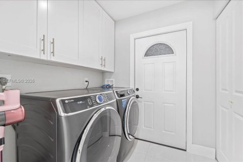 House in Pembroke Pines, Florida 3 bedrooms, 165.74 sq.m. № 2008156 - photo 16