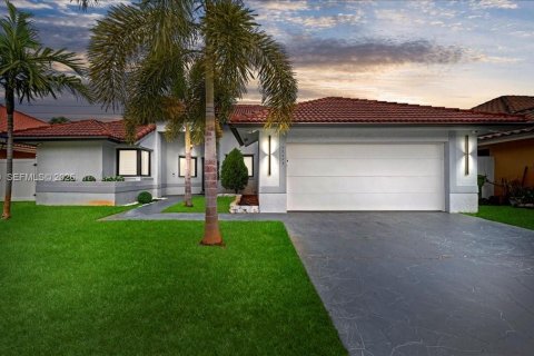 House in Pembroke Pines, Florida 3 bedrooms, 165.74 sq.m. № 2008156 - photo 3