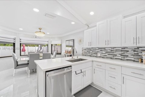 House in Pembroke Pines, Florida 3 bedrooms, 165.74 sq.m. № 2008156 - photo 14