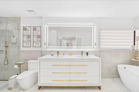 House in Pembroke Pines, Florida 3 bedrooms, 165.74 sq.m. № 2008156 - photo 29