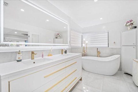 House in Pembroke Pines, Florida 3 bedrooms, 165.74 sq.m. № 2008156 - photo 30