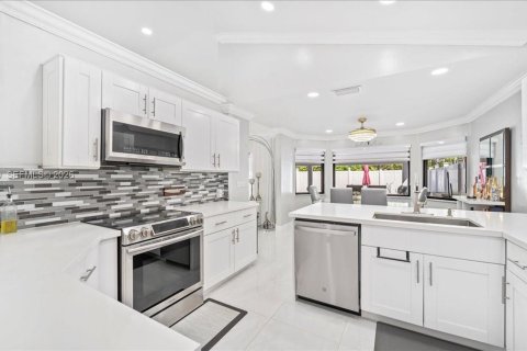 House in Pembroke Pines, Florida 3 bedrooms, 165.74 sq.m. № 2008156 - photo 12