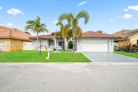 House in Pembroke Pines, Florida 3 bedrooms, 165.74 sq.m. № 2008156 - photo 4
