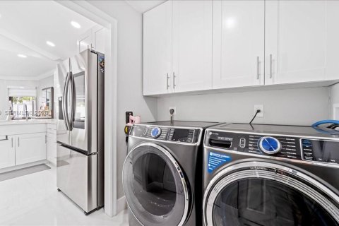 House in Pembroke Pines, Florida 3 bedrooms, 165.74 sq.m. № 2008156 - photo 17