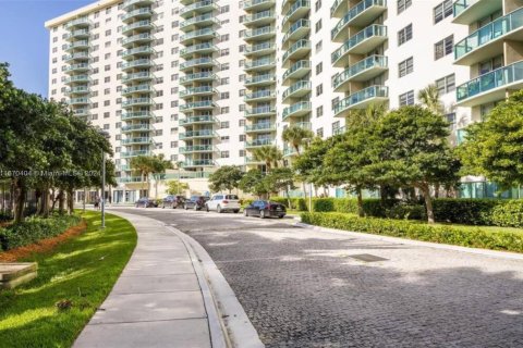 Condo in Sunny Isles Beach, Florida, 1 bedroom  № 1694690 - photo 17