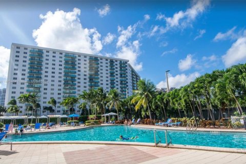 Condo in Sunny Isles Beach, Florida, 1 bedroom  № 1694690 - photo 21